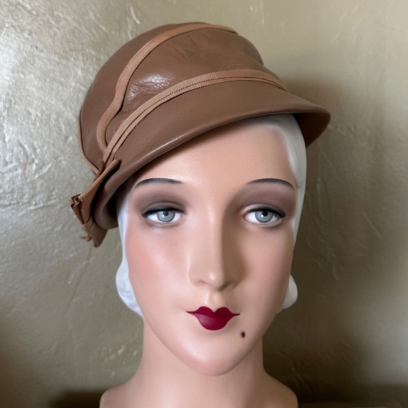 FABULOUS 1960s\' TAN LEATHER CLOCHE STYLE HAT + BEIGE GROSGRAIN TRIM & SIDE  BOW
